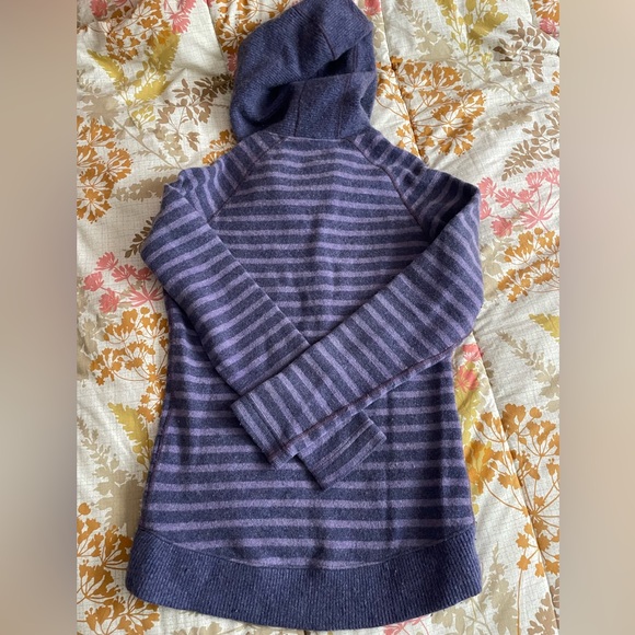 Cozy and cute Mountain Hardwear sweater - Picture 3 of 4